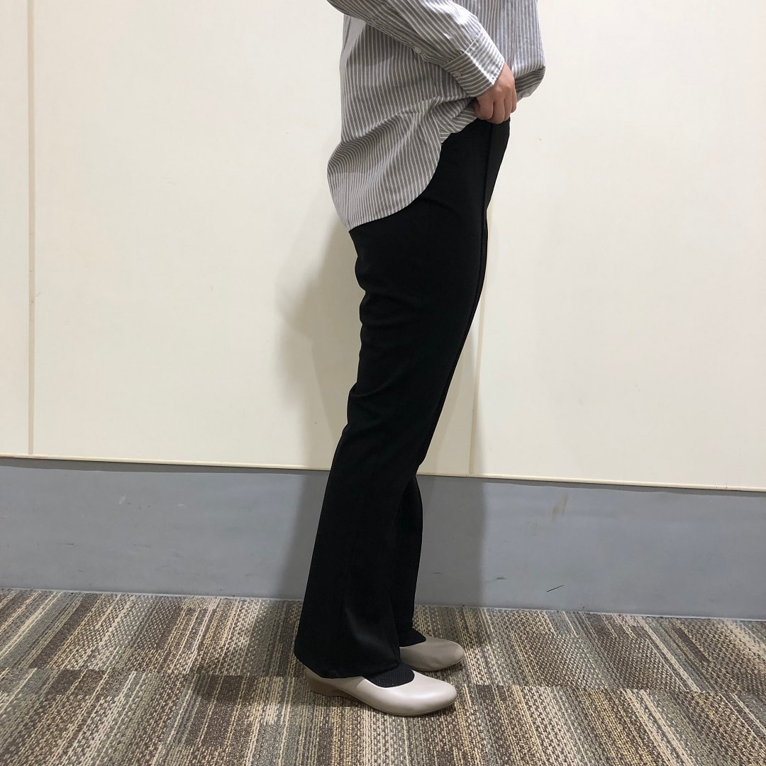 フレアパンツ　横から