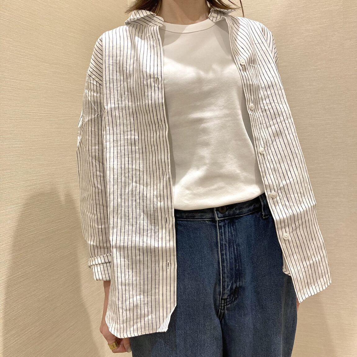 白いTシャツにデニムを着用した女性
