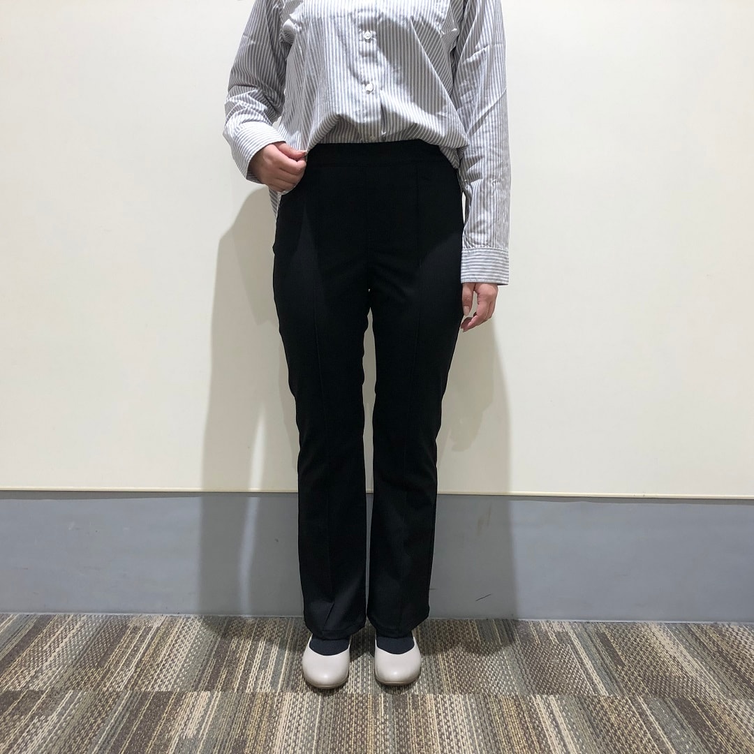 フレアパンツ　前面