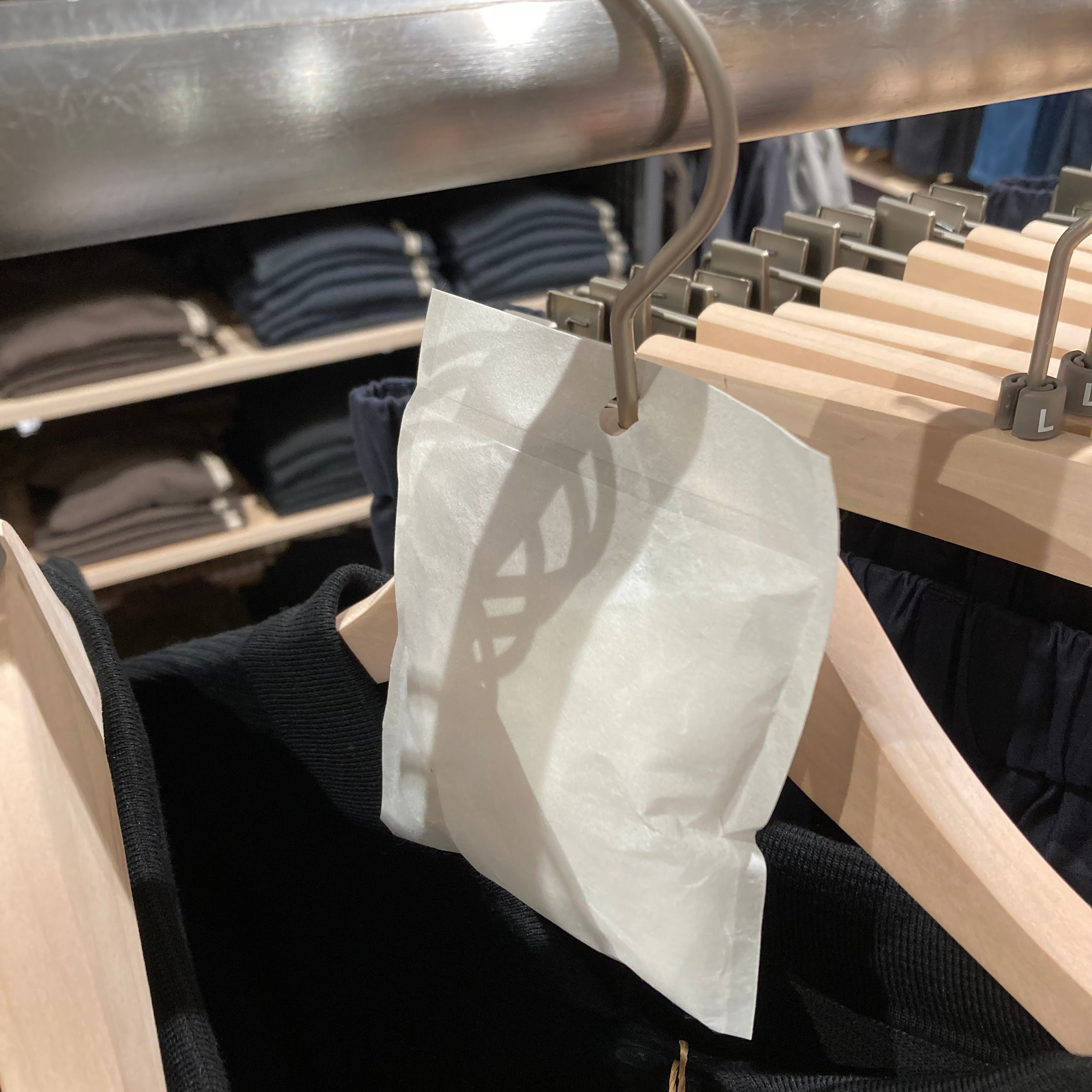 【アピタ各務原】夏服をしまう前に。衣替えに役立つ除湿・消臭グッズのご紹介_ohiiE0