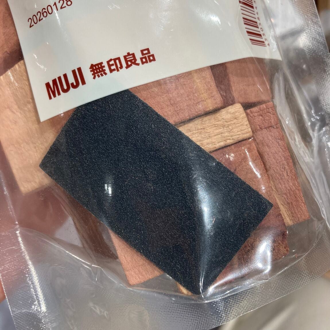 【アピタ各務原】夏服をしまう前に。衣替えに役立つ除湿・消臭グッズのご紹介_iR0i43