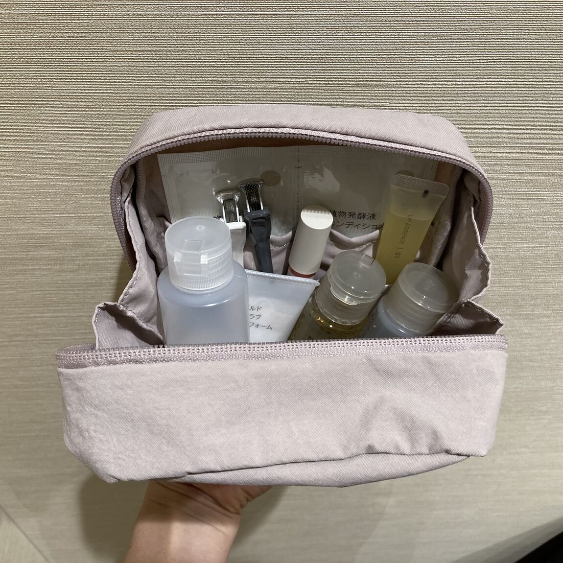 大きく開いたポーチに化粧品入ってる