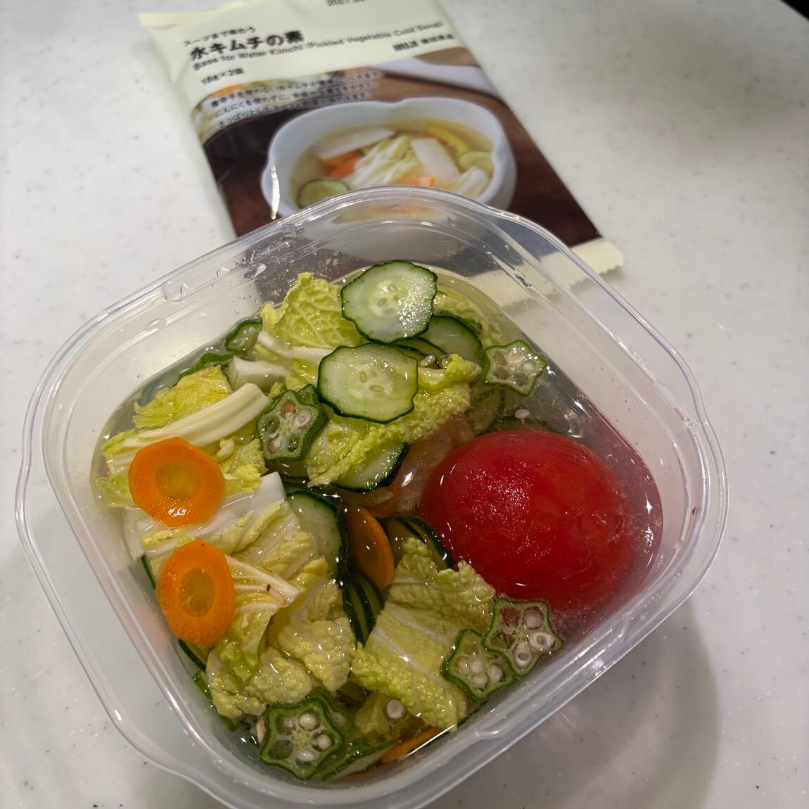 水キムチを作っている