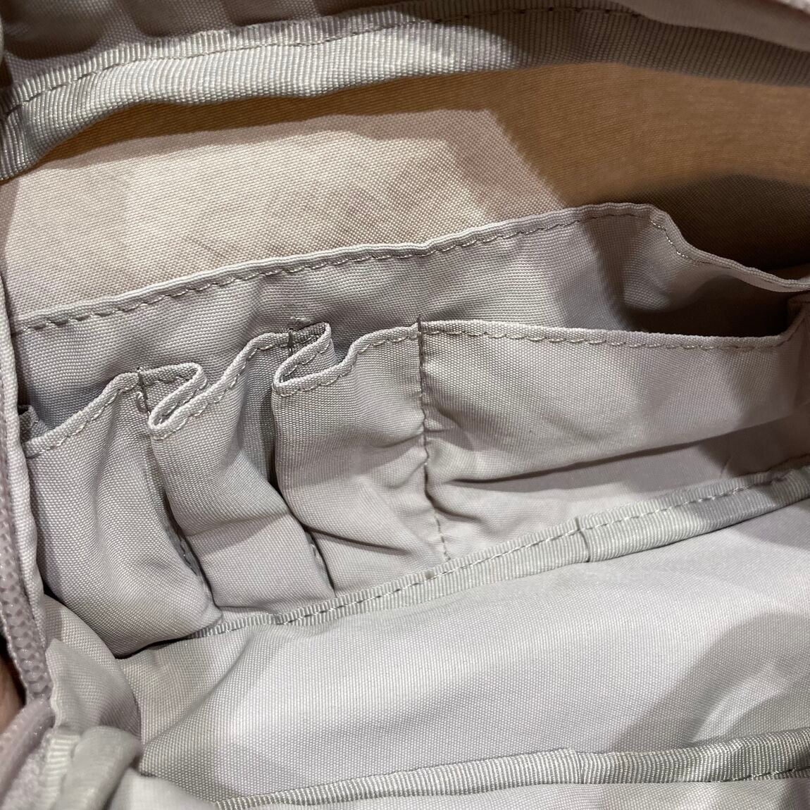 ポーチの中身が細かく仕切りがある