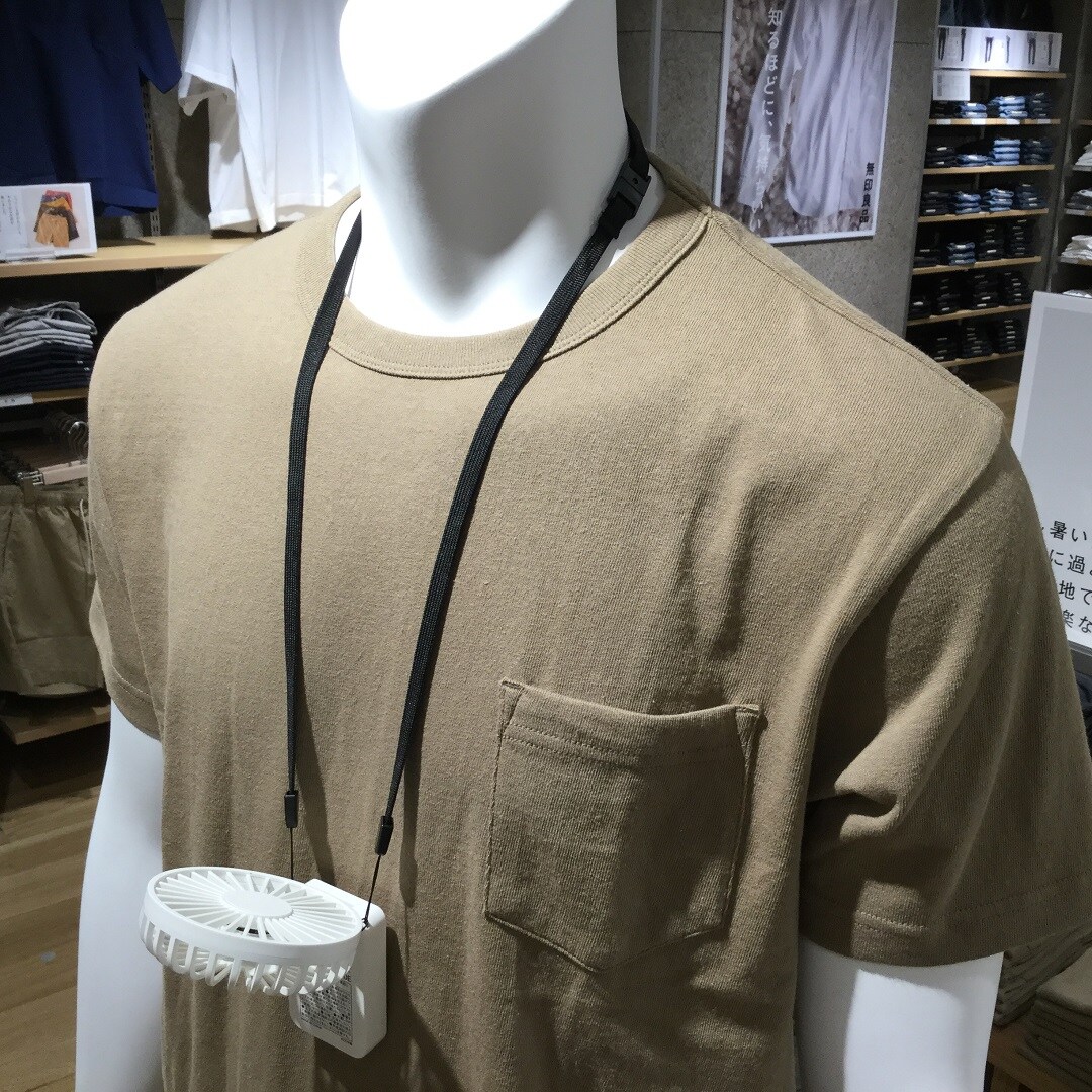 首から下げて使用できます。