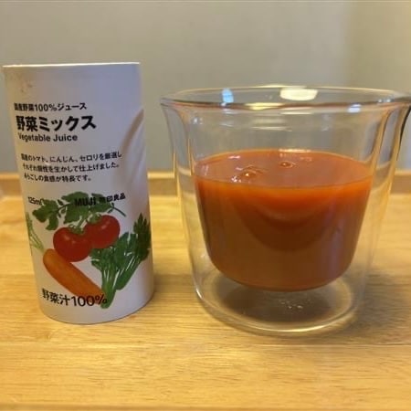 「国産野菜１００％ジュース　野菜ミックス」をグラスに注いだ画像