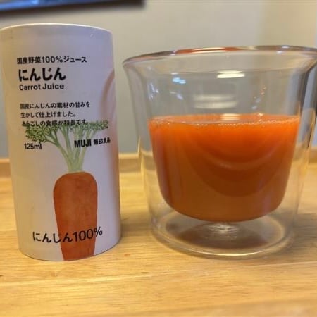 「国産野菜１００％ジュース　にんじん」をグラスに注いだ画像