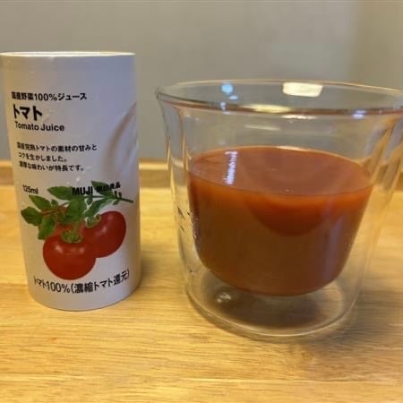 「国産野菜１００％ジュース　トマト」をグラスに注いだ画像