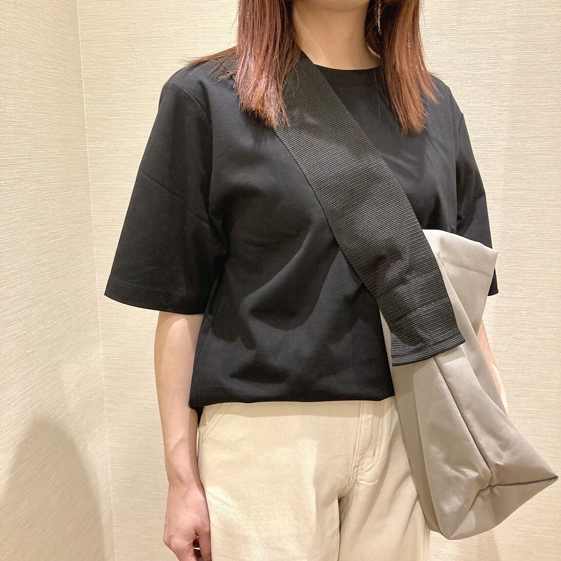 黒いTシャツと白いパンツを着用した女性