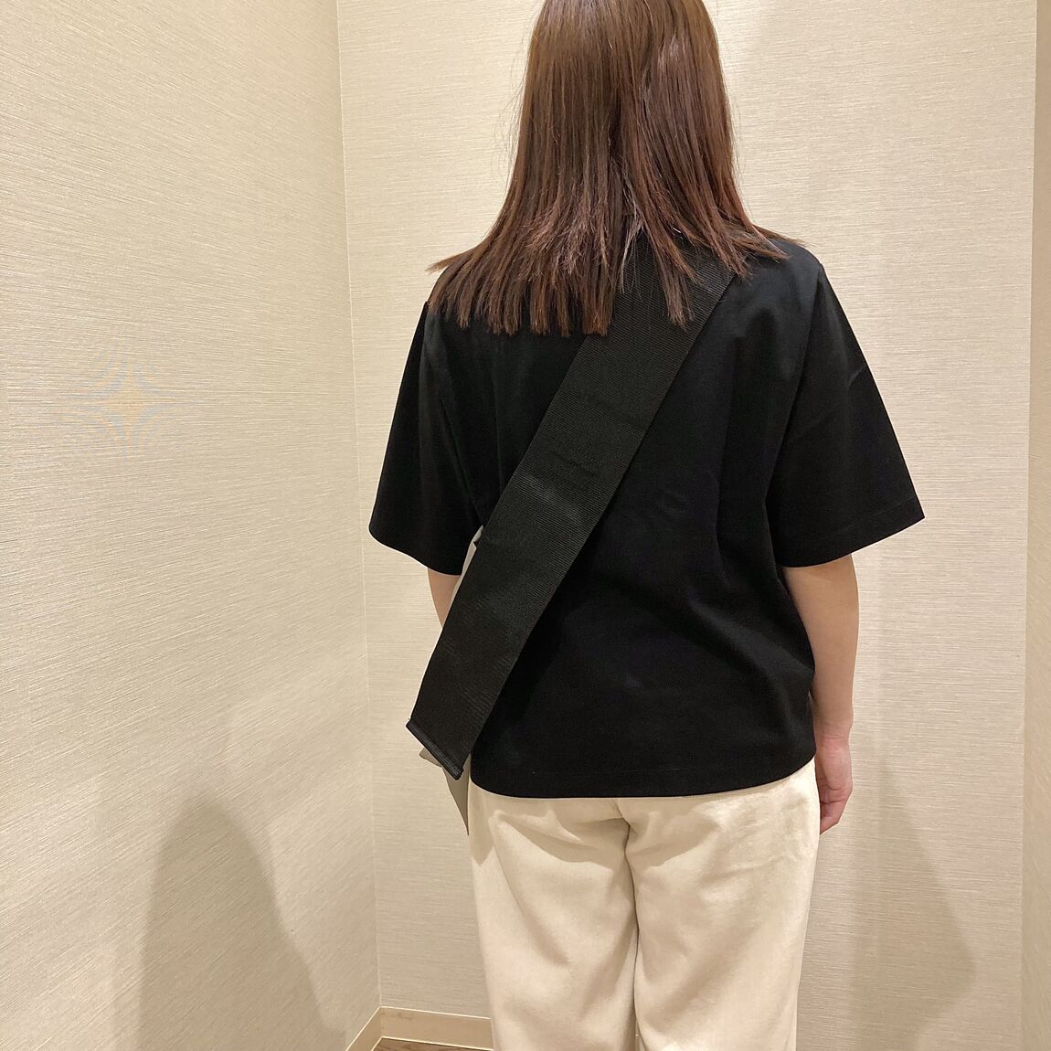 黒いTシャツと白いパンツを着用した女性