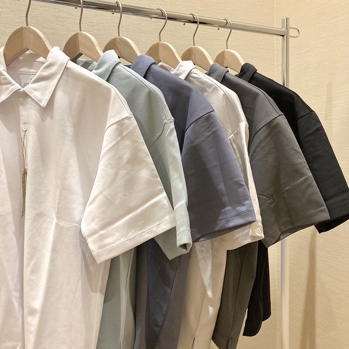 Tシャツがならんでる写真