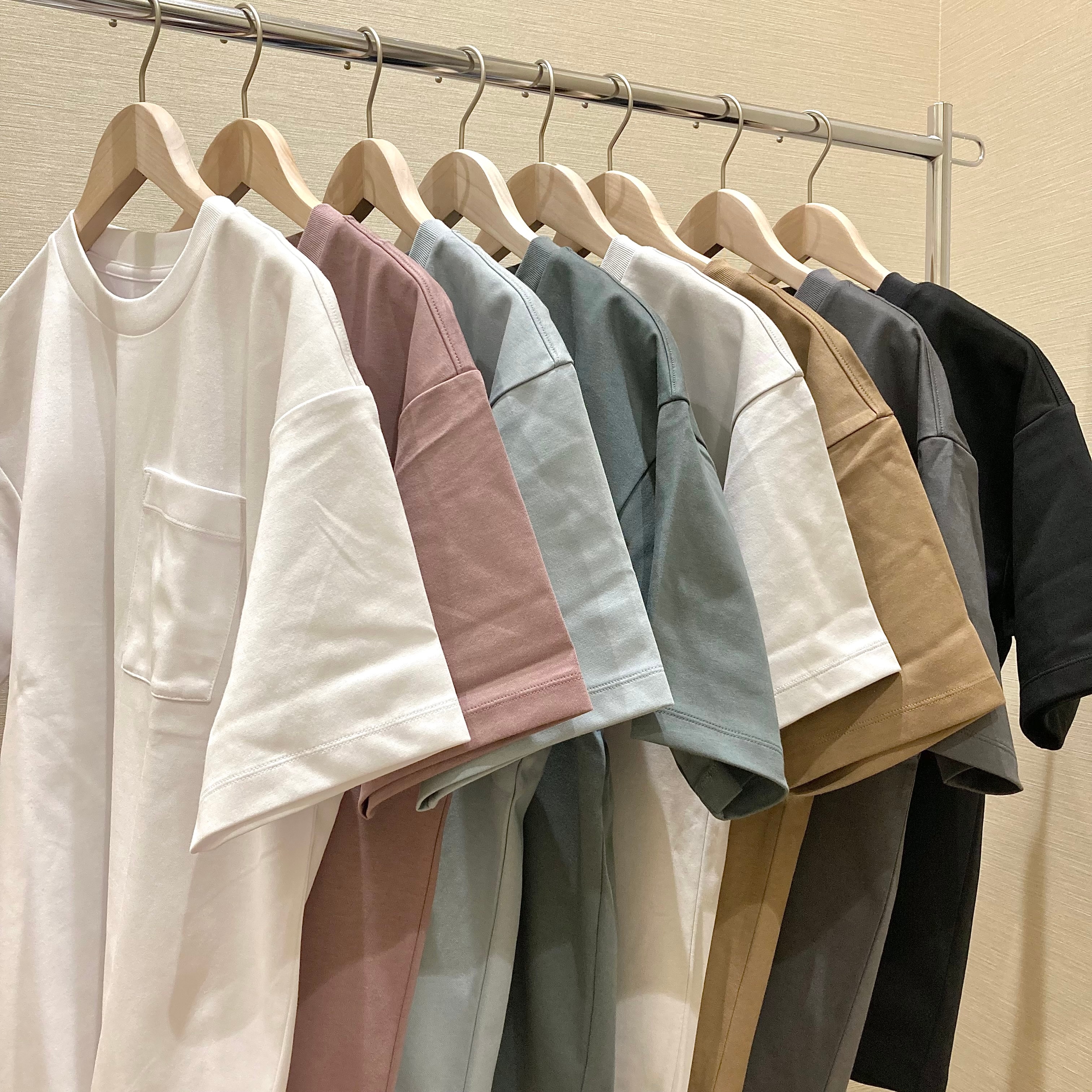 Tシャツがならんでる写真
