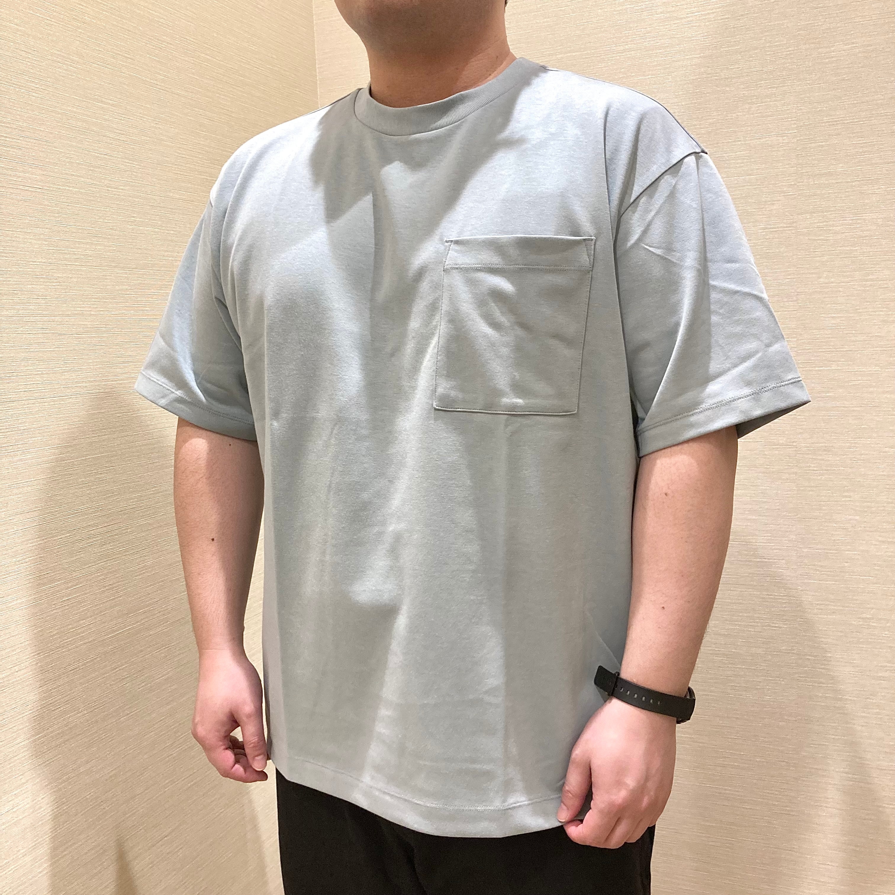ライトブルーのTシャツを着用した男性