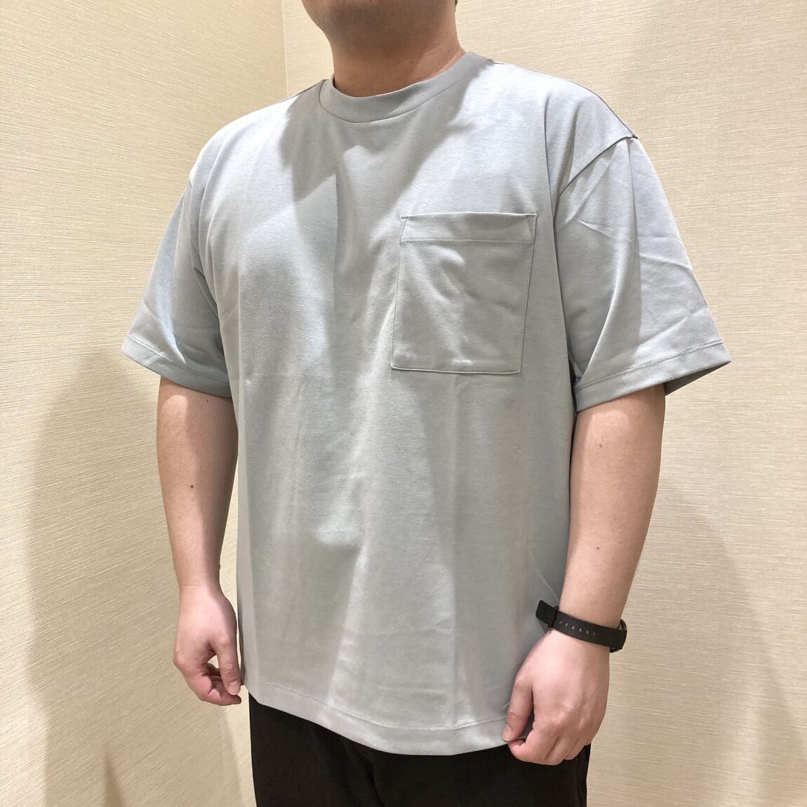 Tシャツを着用した男性