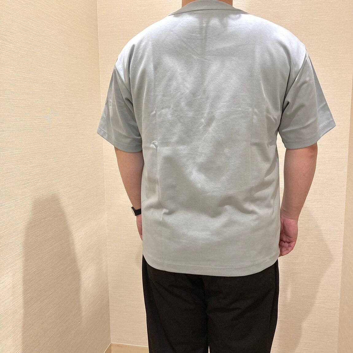 ライトブルーのTシャツを着用した男性
