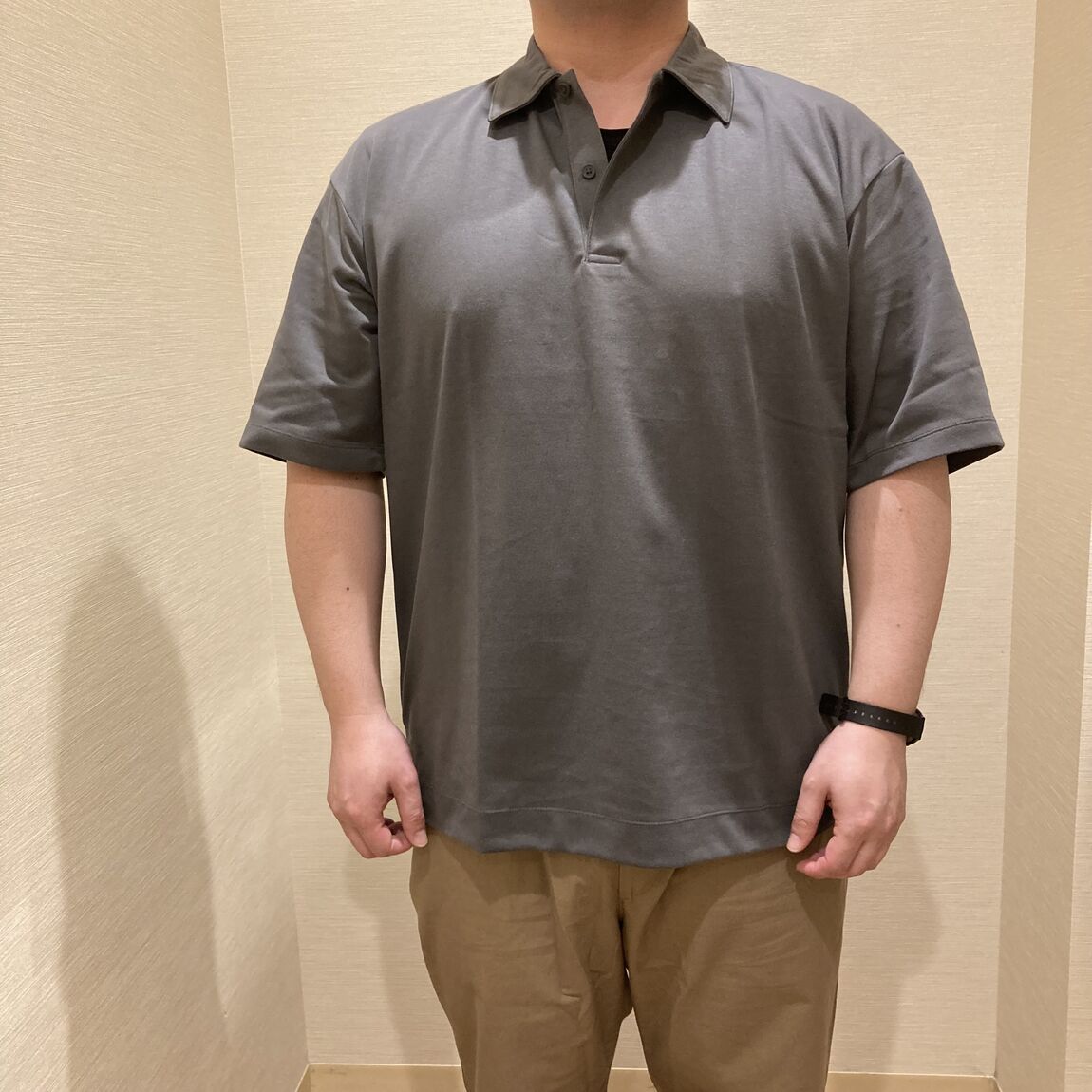 グレーのTシャツとベージュのパンツを着用した女性