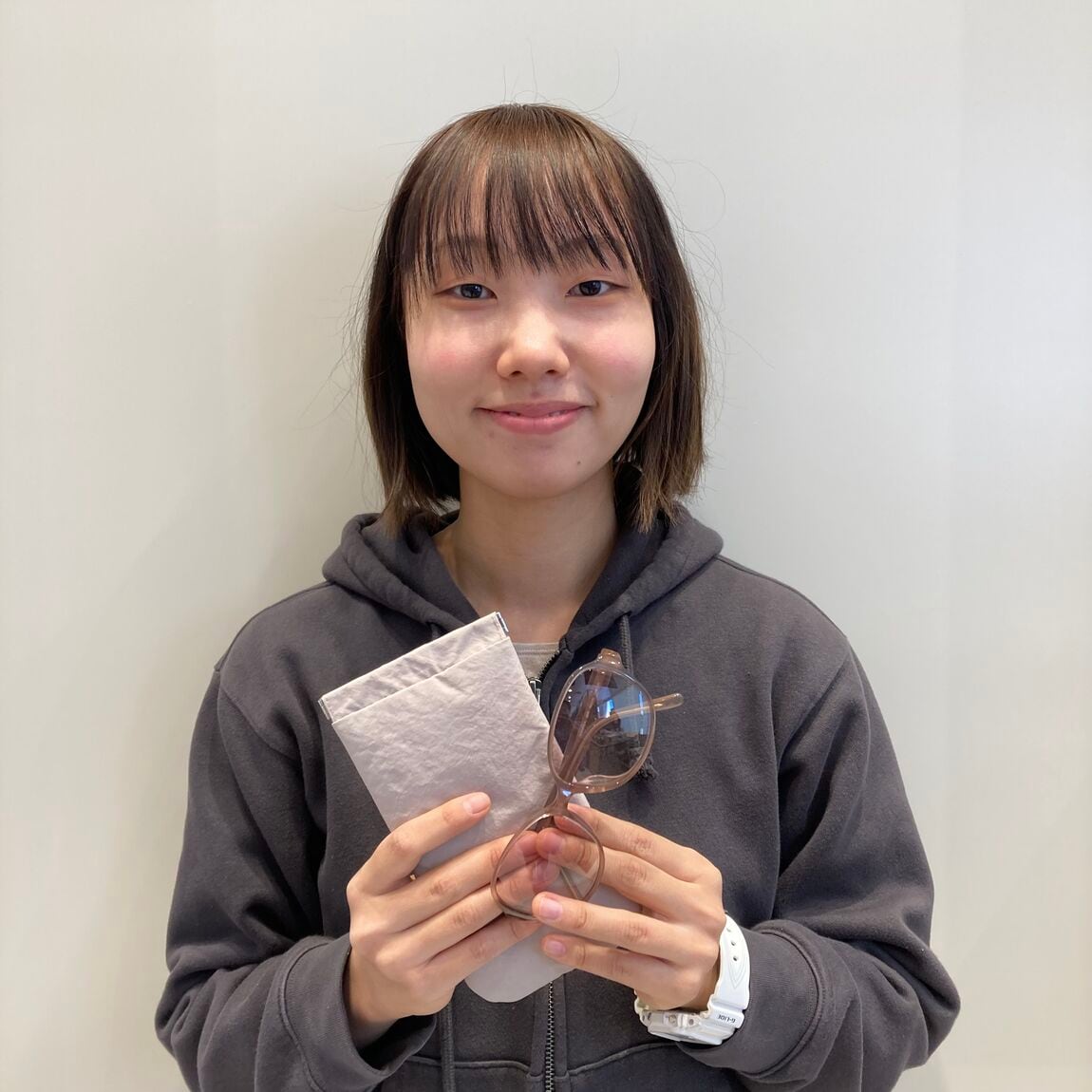 ポーチを持っている写真