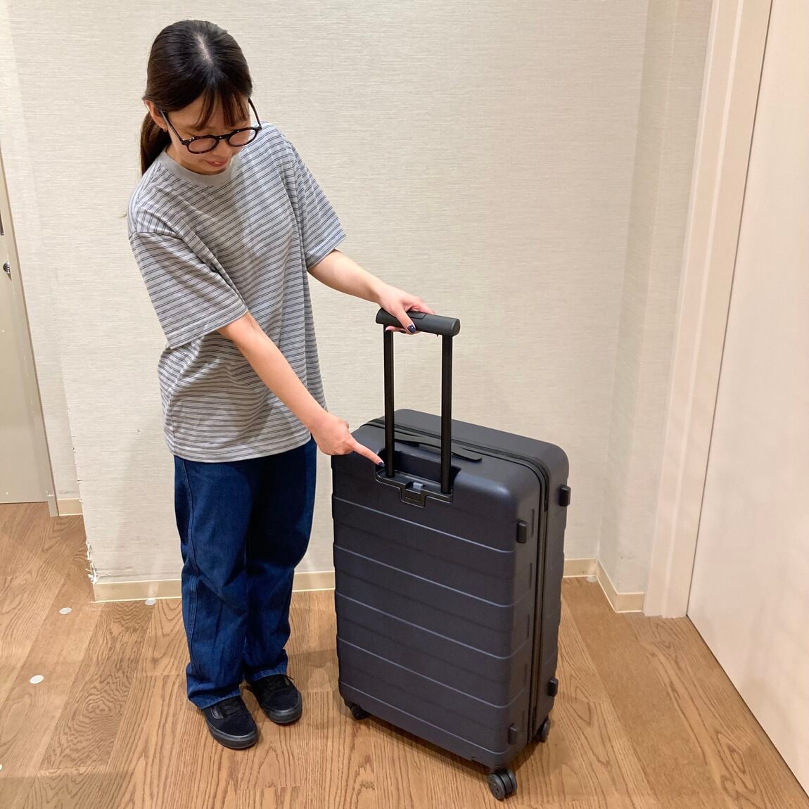 ボタンを押す写真