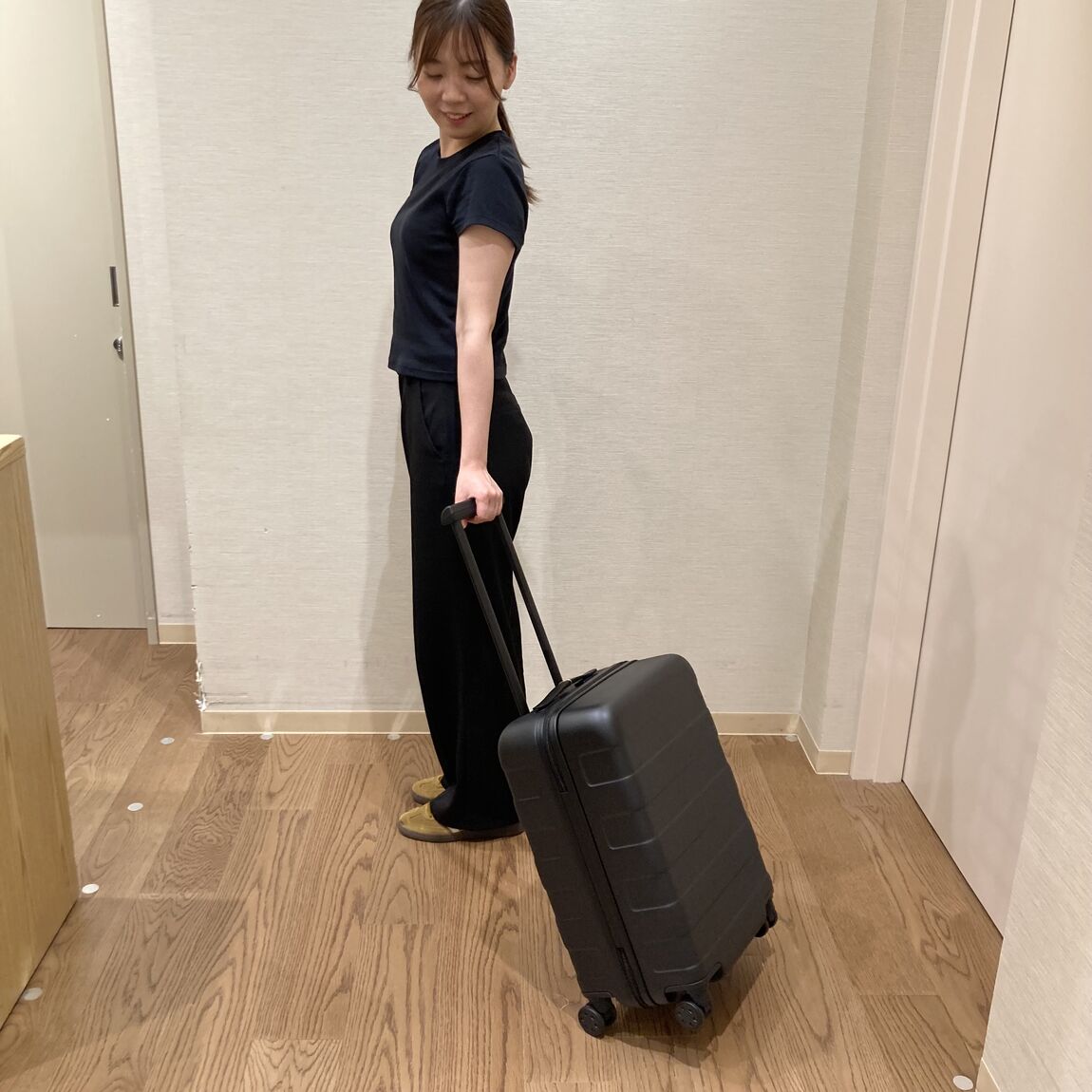 キャリーを引いた女性