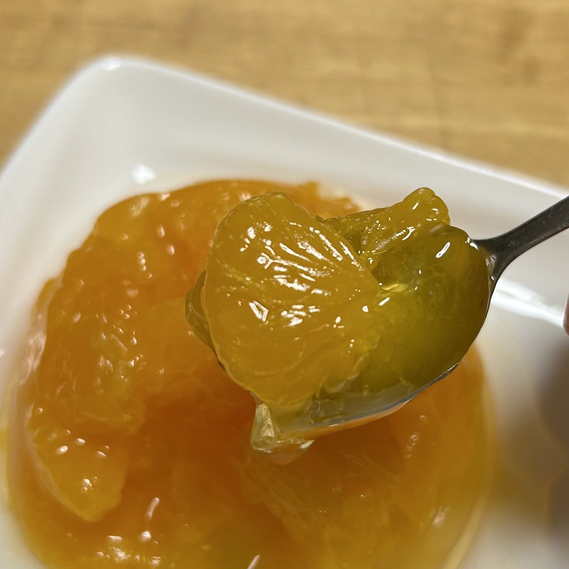 スプーンで掬ったみかんゼリー