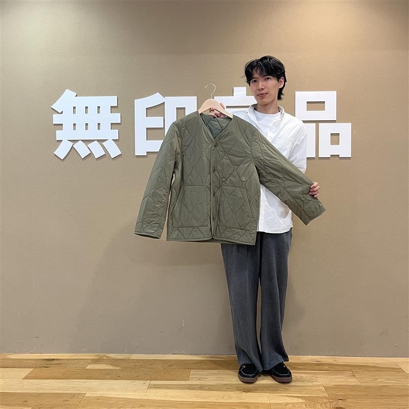 カーキグリーン