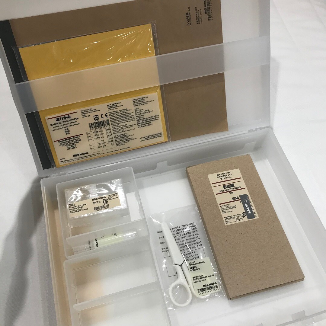自立する収納キャリーケース