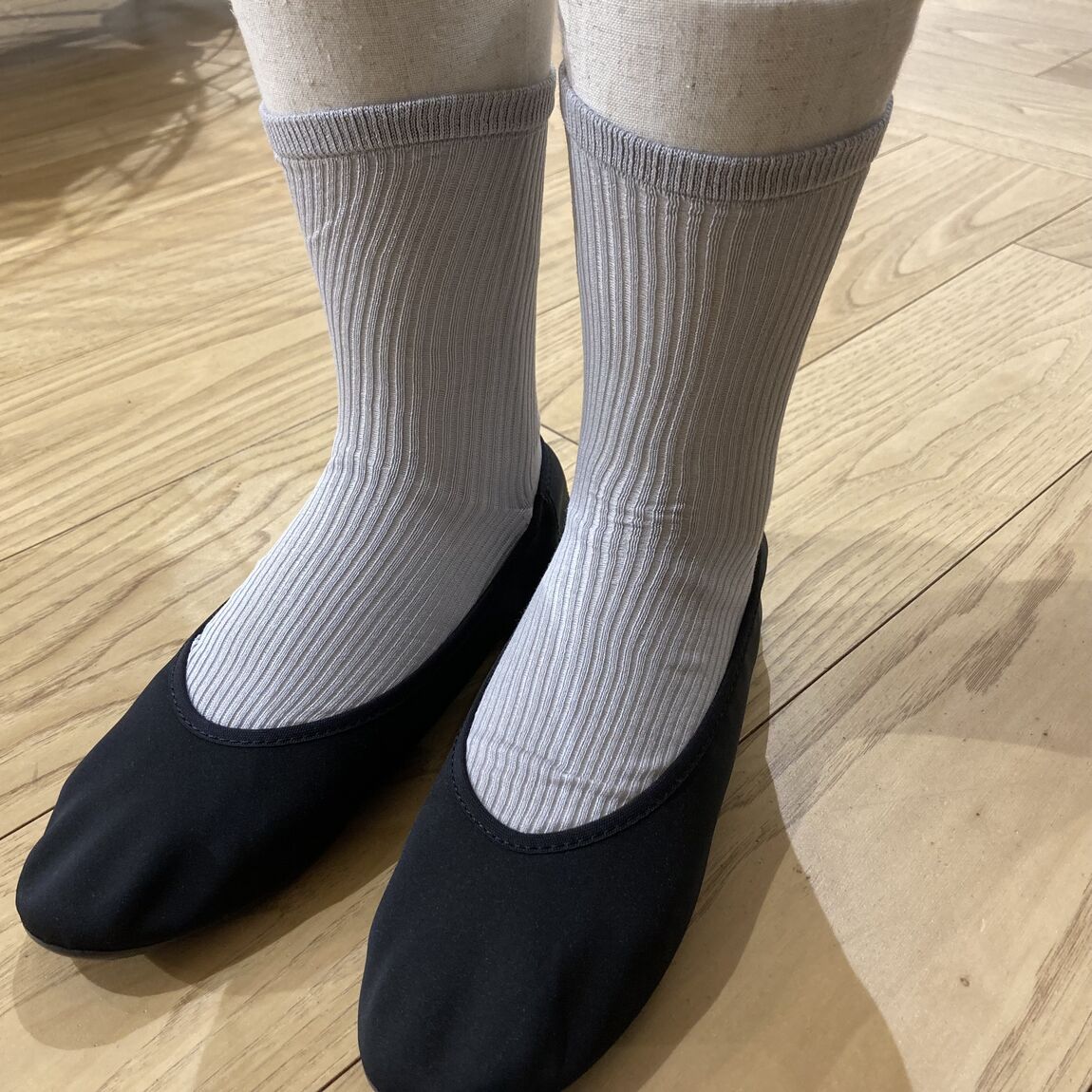 婦人足なり直角やわらかシアーストライプ靴下が写っている2