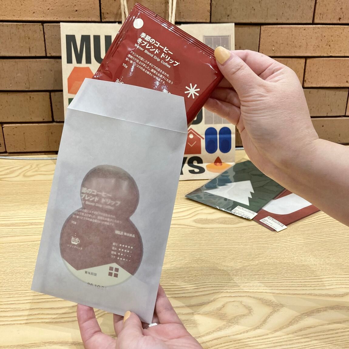 袋に入れる様子