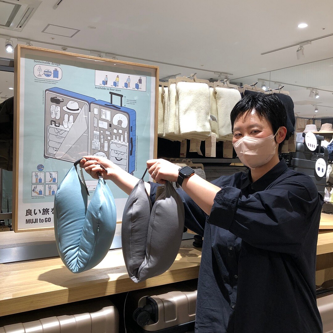 二重編みフィットするネッククッションを持つスタッフ