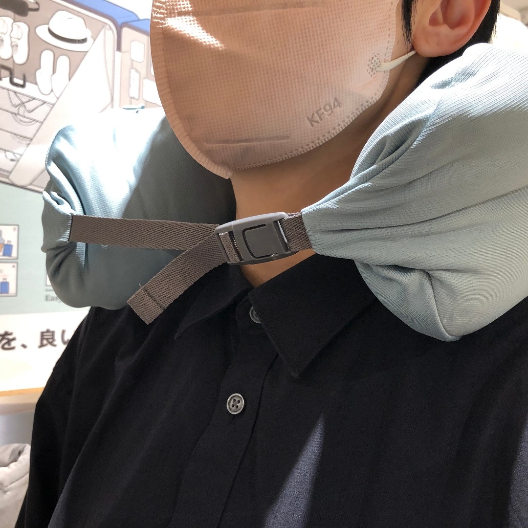 ネッククッションを着用したスタッフ
