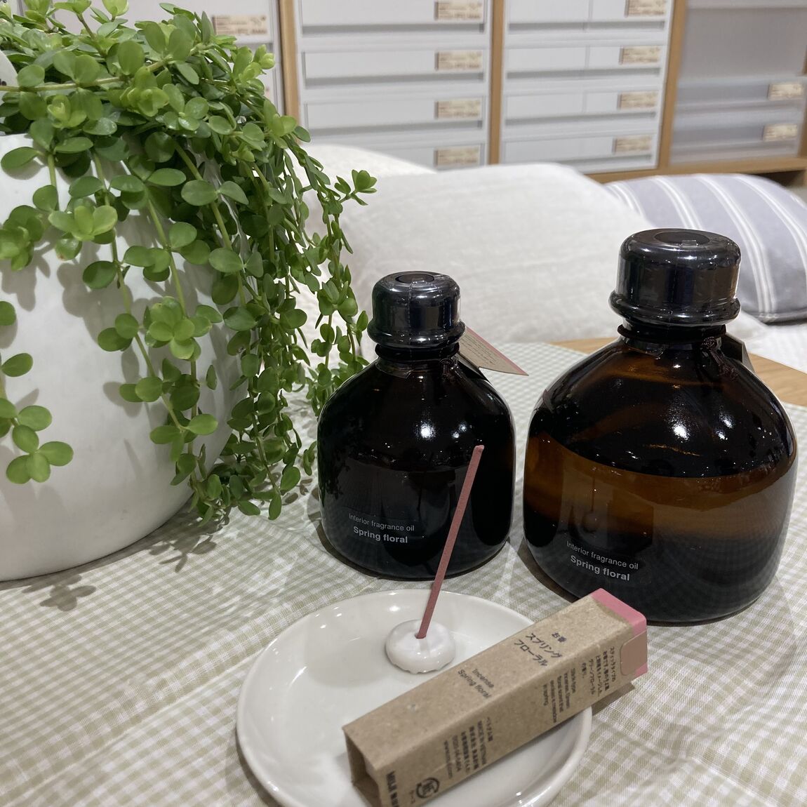 スプリングフローラルのインテリアフレグランスとお香が写っている