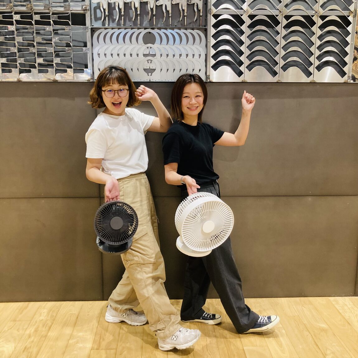 スタッフ2人がサーキュレター持ってる