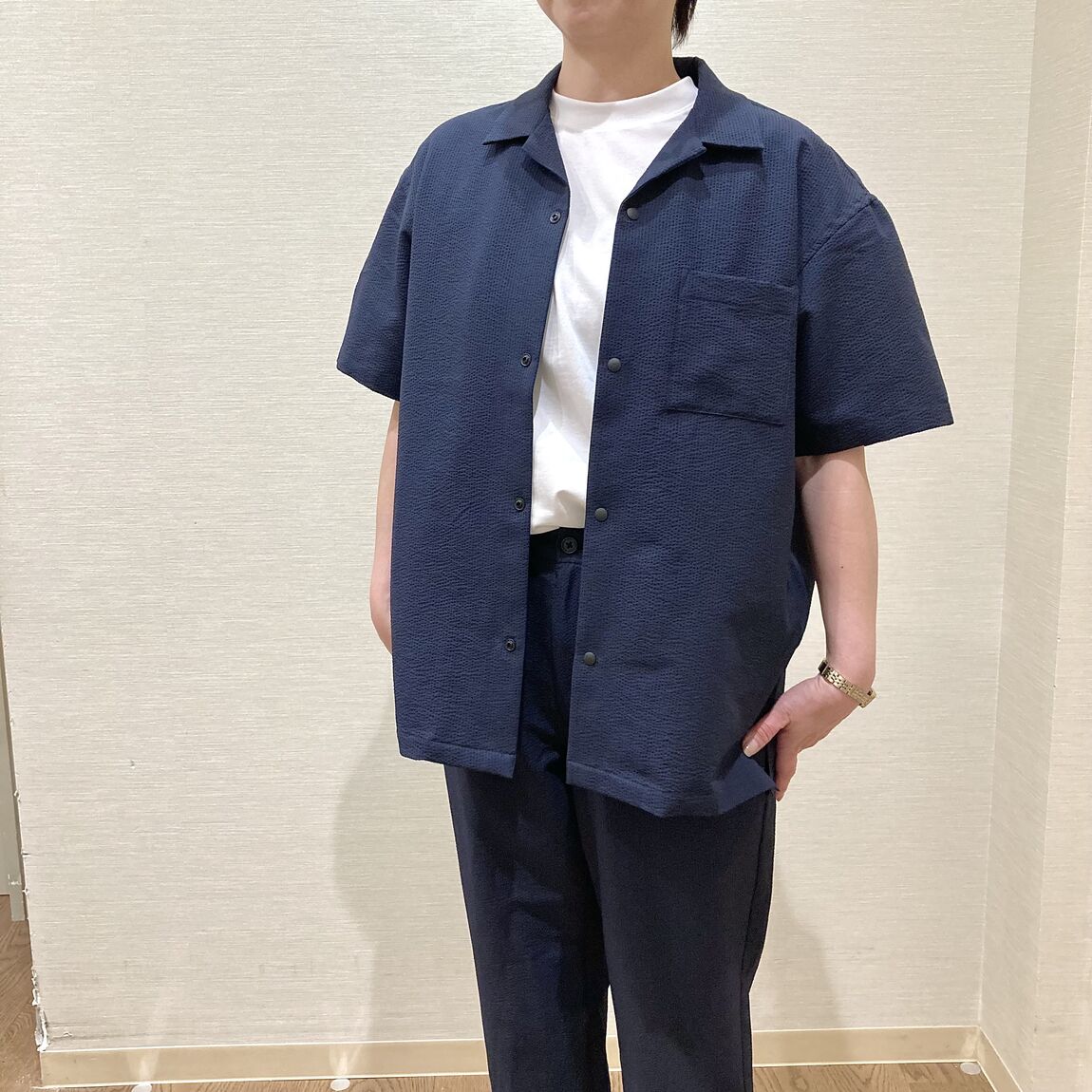 ネイビーのセットアップを着用した女性