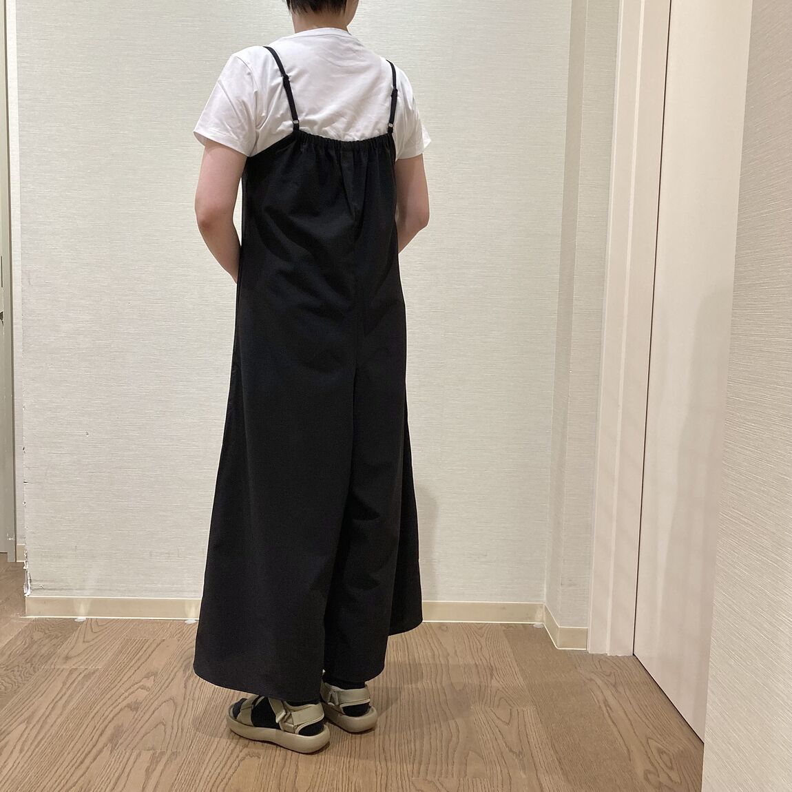 サロペットを着用した女性