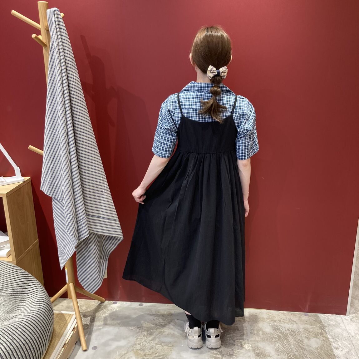 婦人、紳士服後ろ姿