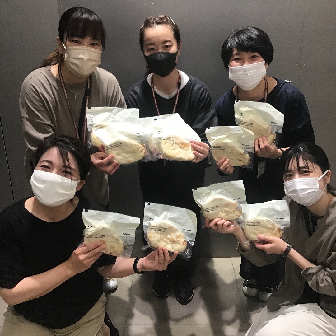 全員でナンを持っている写真