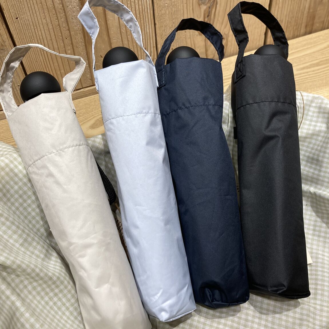 遮熱性のある折りたたみ日傘が写っている