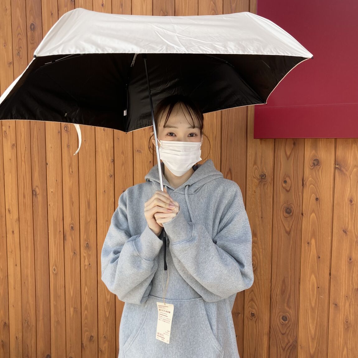 遮熱性のある折りたたみ日傘が写っている