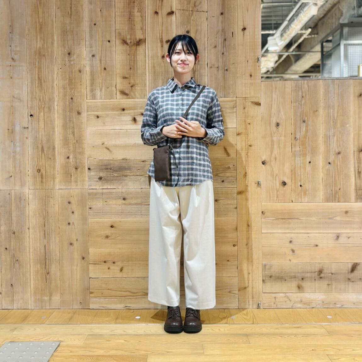 婦人フランネルレギュラーカラーシャツの着用画像