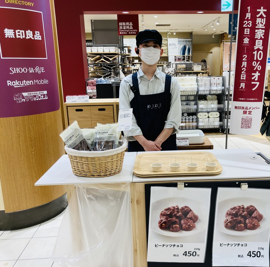 試食会の様子です。スタッフが試食品を提供しています。
