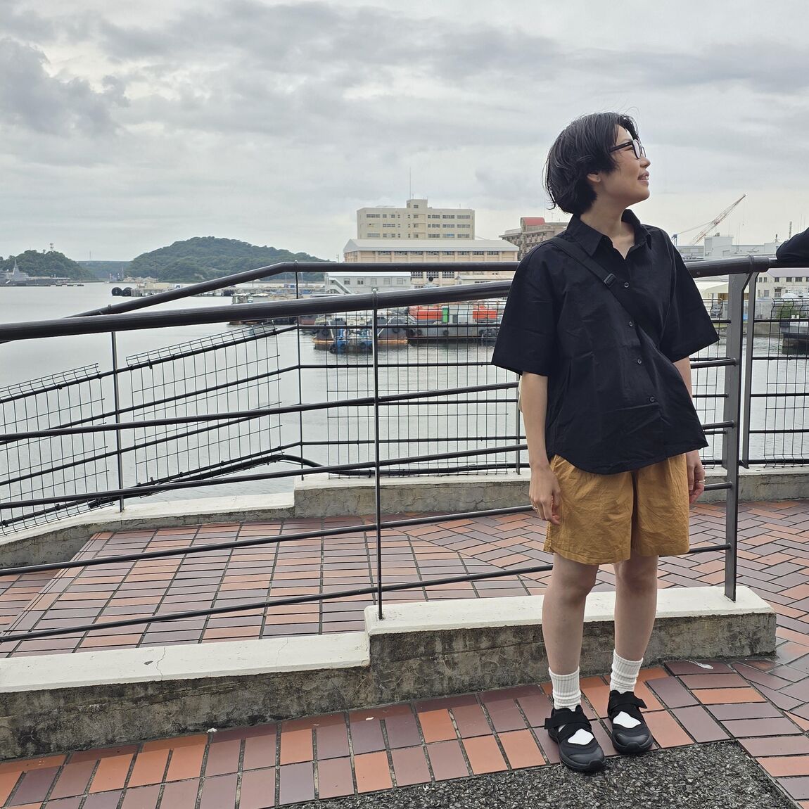 ショートパンツ姿のスタッフ