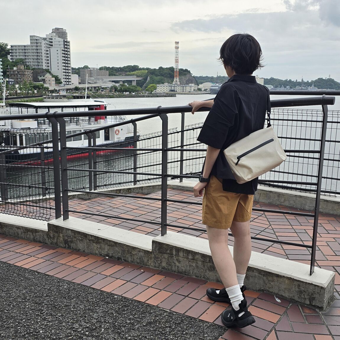 海の前でショートパンツ姿の女性