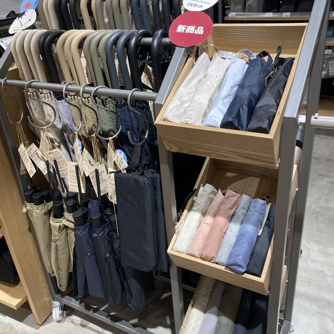 無印良品の傘売り場が写っている