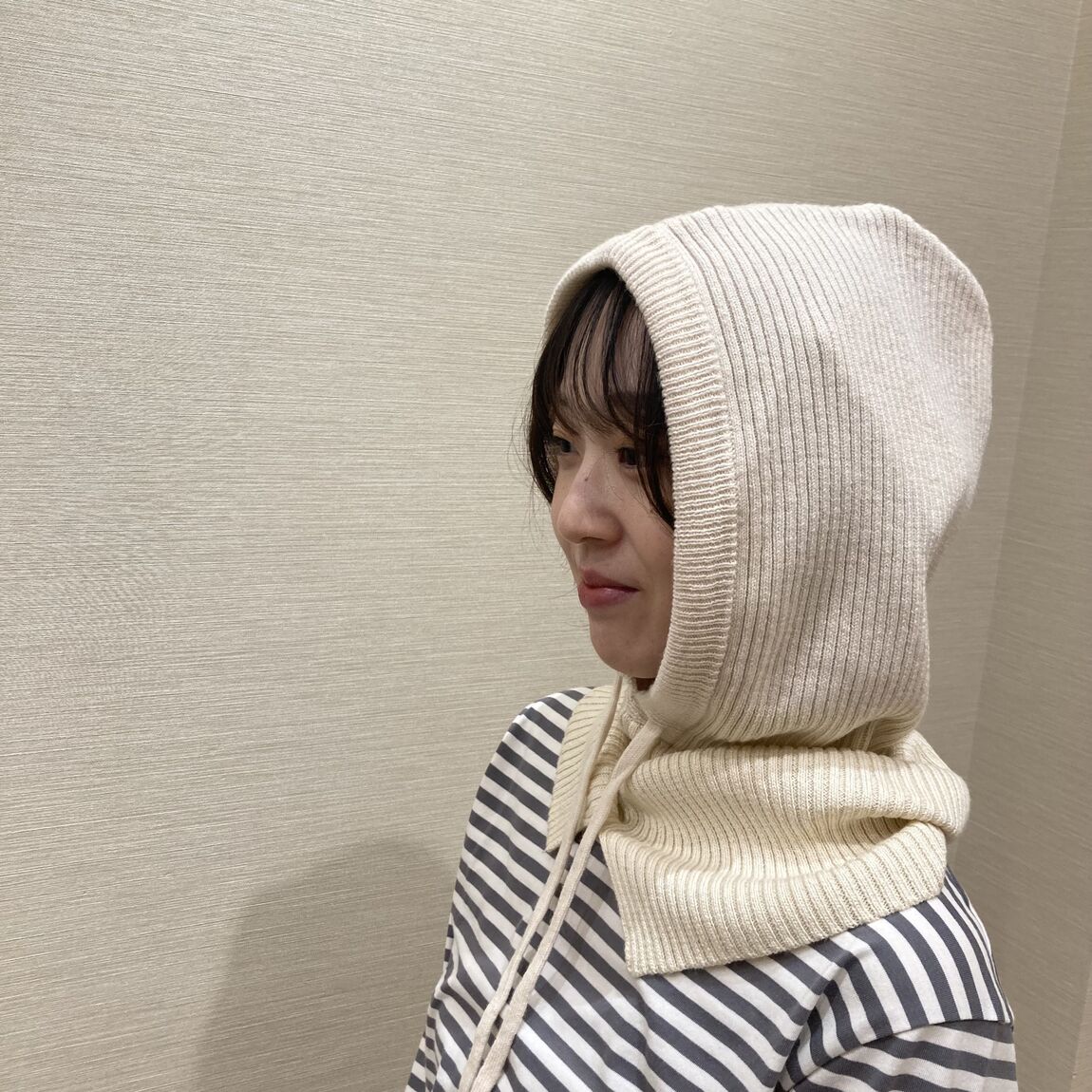 バラクラバを被った女性