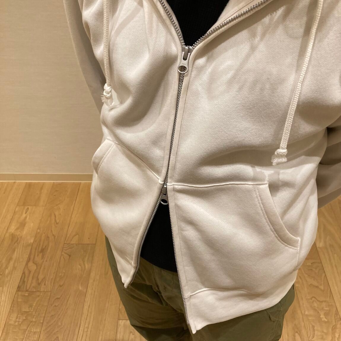 パーカー着用の写真（ダブルジップ）
