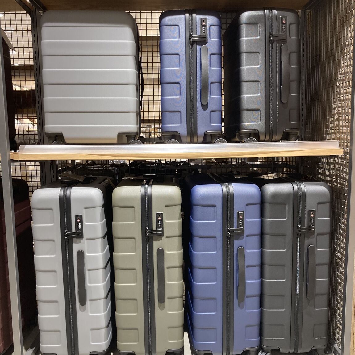 ハードキャリーケースが写っている