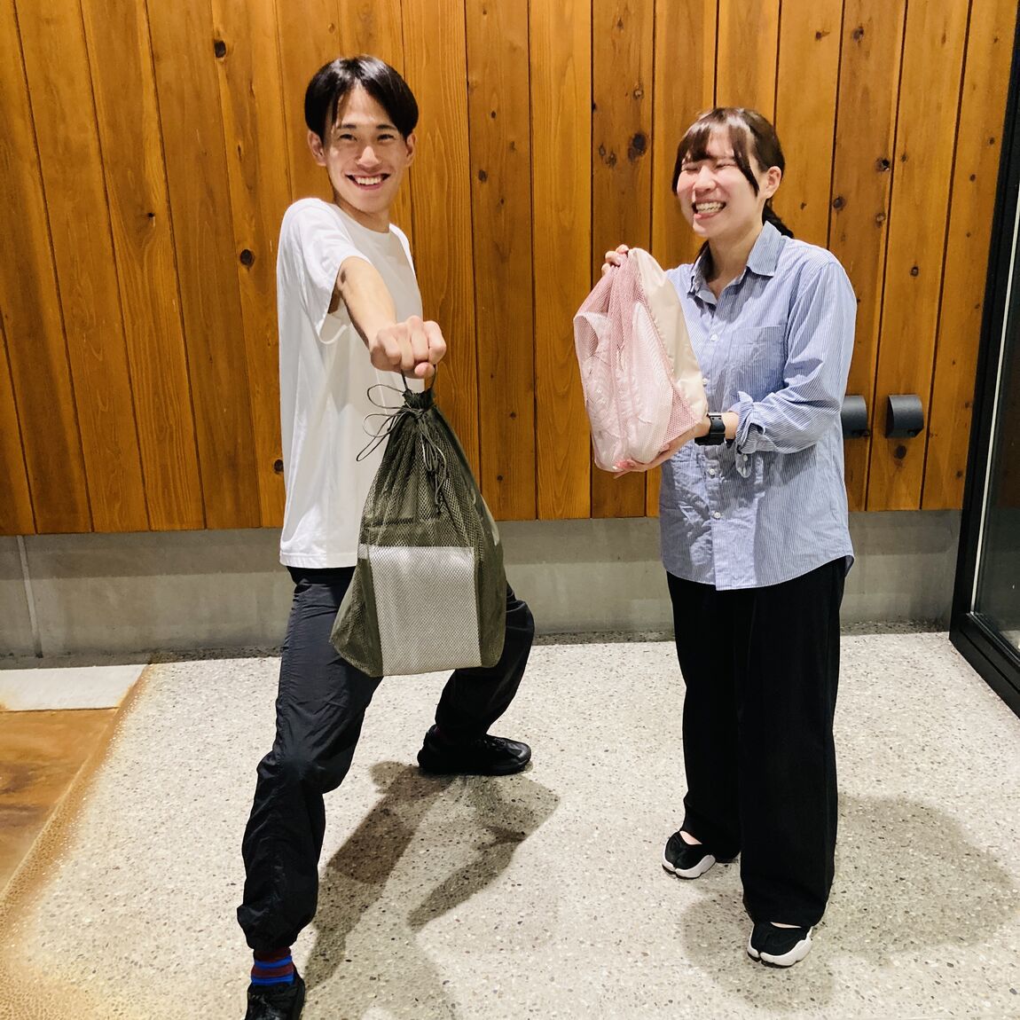 巾着を持って楽しそうにしているスタッフ