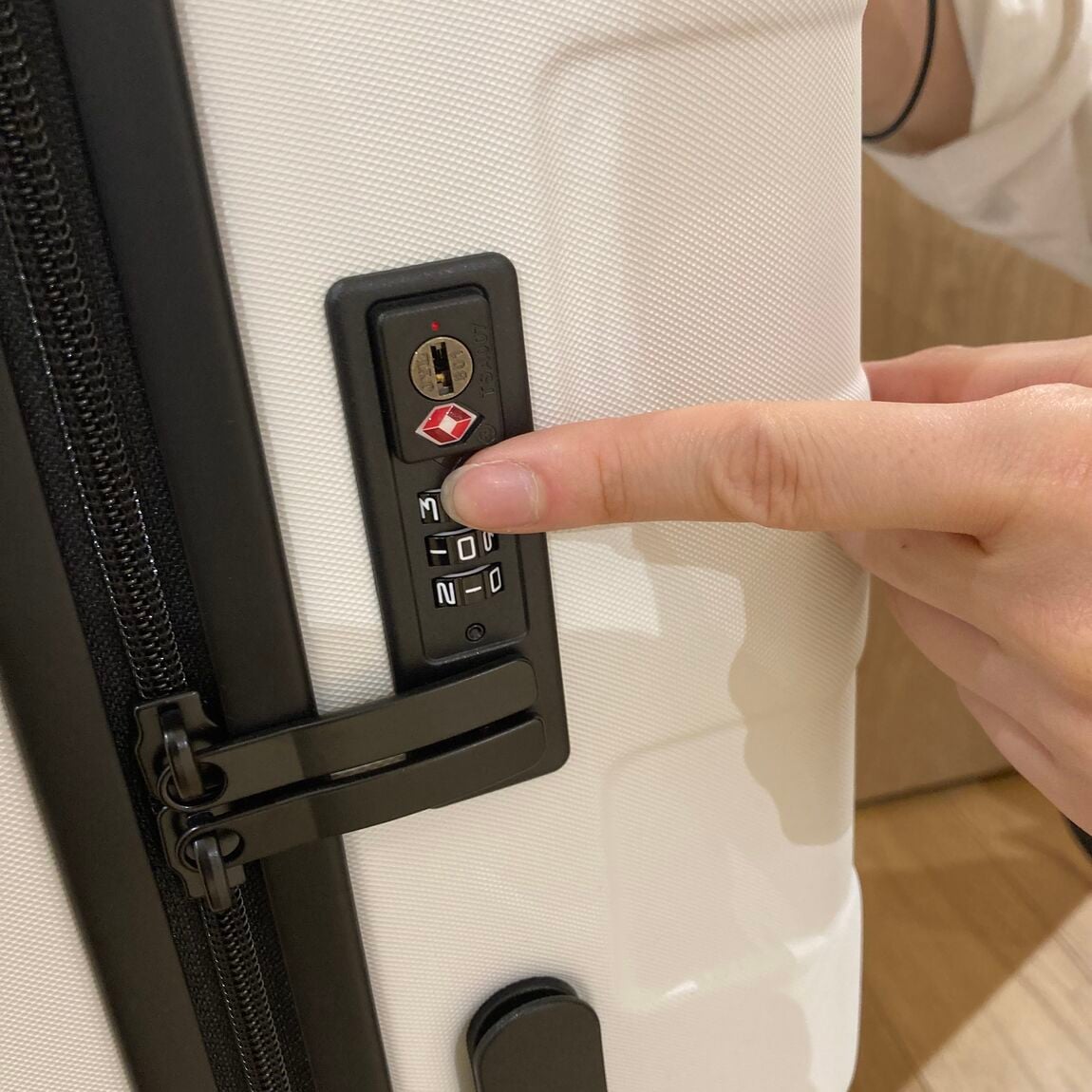 ハードキャリーケースのダイヤル部分が写っている