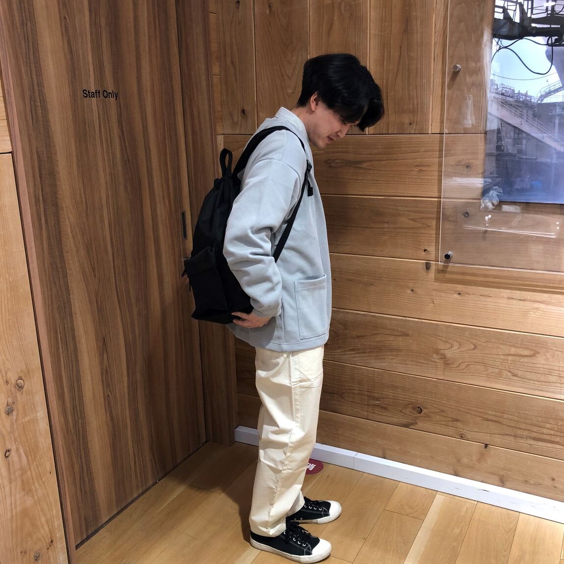 カーディガンを着た男性