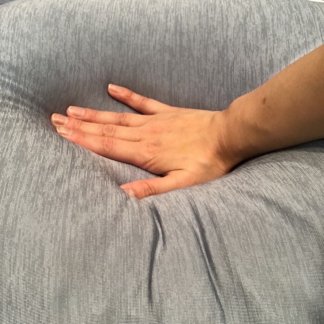 ひんやりマルチクッション押してる画像
